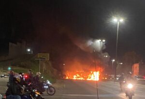 Presos suspeitos de envolvimento em queima de ônibus no Anel, em BH
