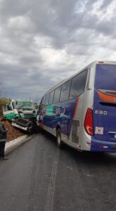Ônibus bate de frente com carreta e passageiros ficam feridos em Montes Claros
