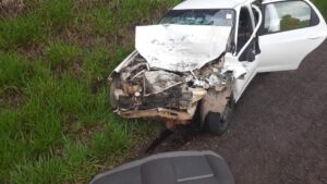 Acidente entre caminhão e carro deixa vítima em estado grave em Alfenas