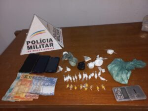 Vó e neto são presos por suposto envolvimento com drogas em Manhuaçu