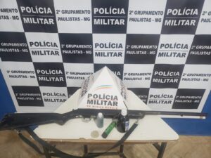 Homem que ameaçava a esposa é preso com arma de fogo no interior