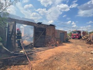 Incêndio destrói 4,5 toneladas de carvão em Araguari (MG)