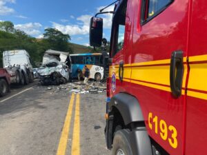 Acidente grave entre caminhão, ônibus e carro na BR-356 deixa um morto e 25 feridos