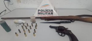 Idoso é preso com armas de fogo após ameaçar esposa no Leste de Minas