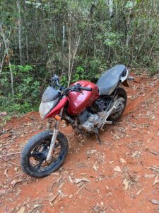 Moto roubada é encontrada em mata na Zona Rural de Santa Bárbara