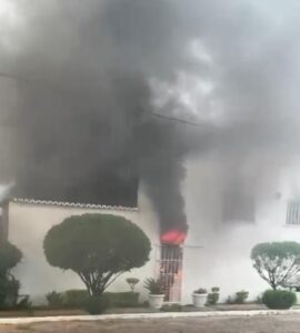 Incêndio em casa de eventos deixa dois mortos, em Pirapora