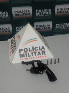 Homem é preso dirigindo com sinais de embriaguez e arma ilegal no interior