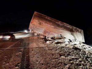 Carreta tomba e fica pendurada em ponte na BR-381, na Grande BH