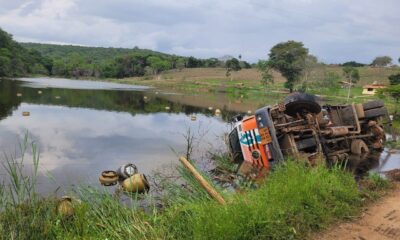 Caminhão com botijões de gás cai dentro de lagoa em Esmeraldas | Foto: Sala de Imprensa do Corpo de Bombeiros