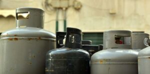 Oh, o gás: casal é preso por furtar botijões de depósito em Governador Valadares