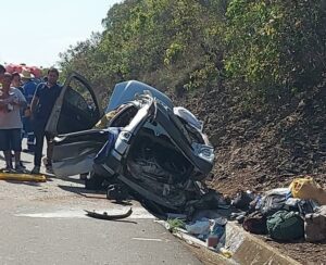 Acidente entre carro e caminhão mata mulher na BR-262, em Nova Serrana