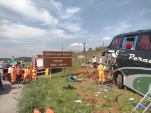 Ônibus que voltava de Aparecida se envolve em grave acidente com carro; uma pessoa morreu