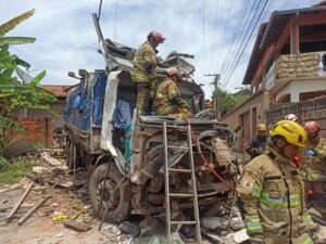 Motorista morre após caminhão invadir casa em Caeté