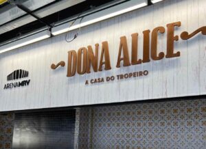 Atlético homenageia mulher que incentivou criação do time na cozinha de tropeiro da Arena MRV