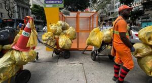 Lixômetro em BH vai medir o lixo jogado no chão da Praça Sete