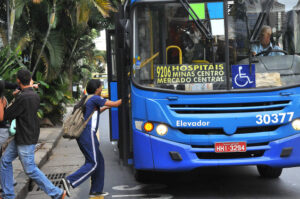 Com chuva até dentro do ônibus, nova tarifa desagrada moradores de BH