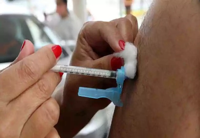 Vacina bivalente já está disponível para pessoas com comorbidades acima de 12 anos em BH