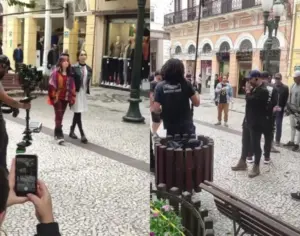 Segurança de Larissa Manoela derruba criança vendendo balas no chão