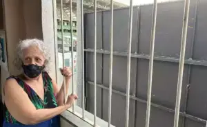 América tem 15 dias para tirar placa da frente de janela de idosa, sob pena de multa