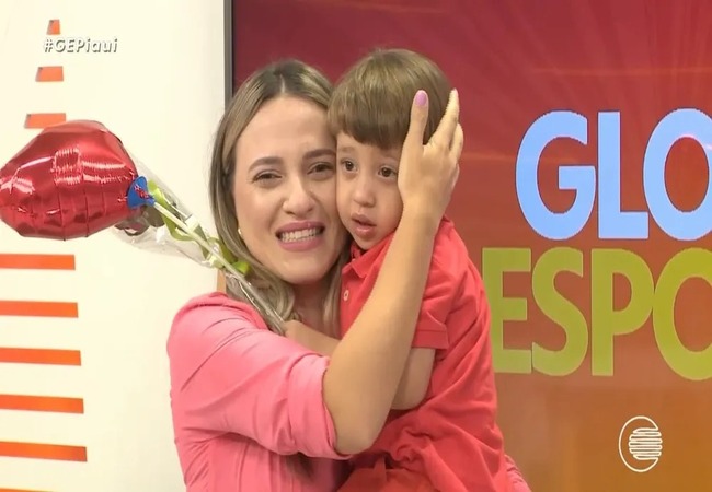 Apresentadora chorou ao vivo no Globo Esporte com homenagem do filho