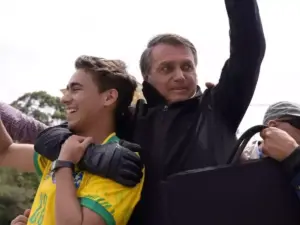 Bolsonaro é xingado em aeroporto e ‘cala a boca’ de Nikolas Ferreira