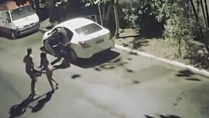 Vídeo de casal sendo assaltado enquanto tinham relação dentro do carro viraliza