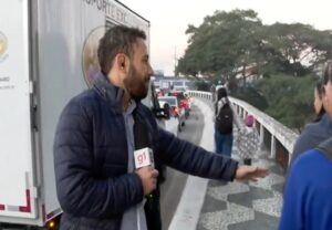 Repórter Rômulo D’avila foi ignorado ao tentar entrevistar pedestre ao vivo