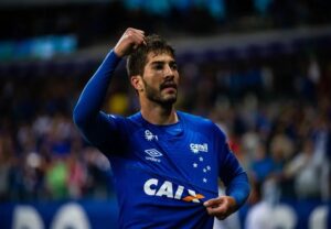 Lucas Silva pode voltar ao Cruzeiro após duas passagens pelo clube