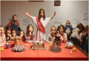 Garotinha inova ao escolher "Santa Ceia" e se vestir de Jesus em seu aniversário