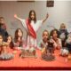 Garotinha inova ao escolher "Santa Ceia" e se vestir de Jesus em seu aniversário