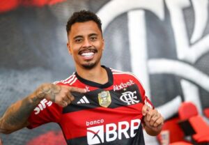 Volante Allan foi negociado com o Flamengo e provocou Galo durante apresentação