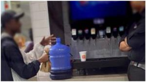 Cliente tenta encher um galão de 20 litros de refrigerante no Burger King: vídeo