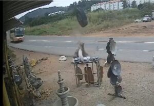 Roda de ônibus se soltou na BR-356, em Cachoeira do Campo, distrito de Ouro Preto