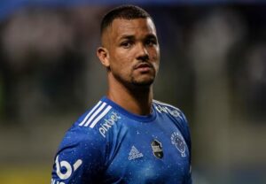 Cruzeiro fechou com o zagueiro Zé Ivaldo nos últimos dias, que estava no Athletico-PR