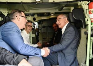 Zema e Alckmin usam em MG tanque de guerra sancionado por causa da Ucrânia