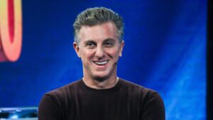 Luciano Huck admite vergonha por passado na Globo: “Olha minha cara”