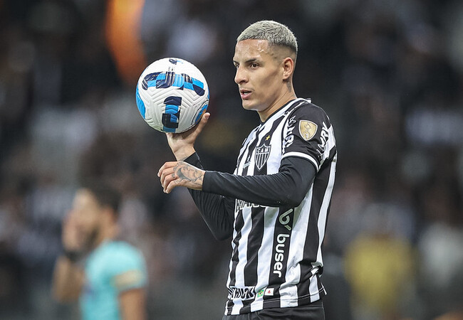 Guilherme Arana apareceu jogando nas redes por torcida organizada do Galo