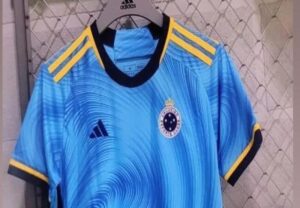 Nova camisa do Cruzeiro é uma homenagem aos 20 anos da Tríplice Coroa