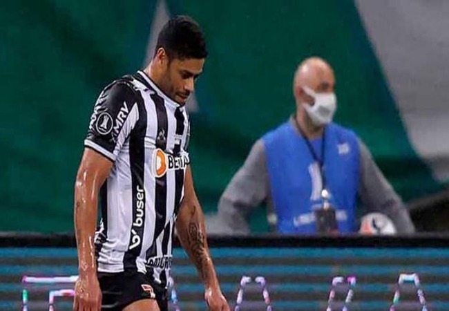 Hulk realizou exame anti-doping e não deu entrevista ao sair do Mineirão