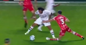 Imagens fortes: Marcelo quebra perna de jogador e é expulso na Libertadores