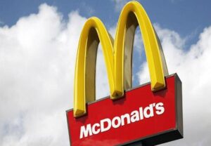 Morador de BH escorregou ao tentar fugir de confusão em loja do McDonald's