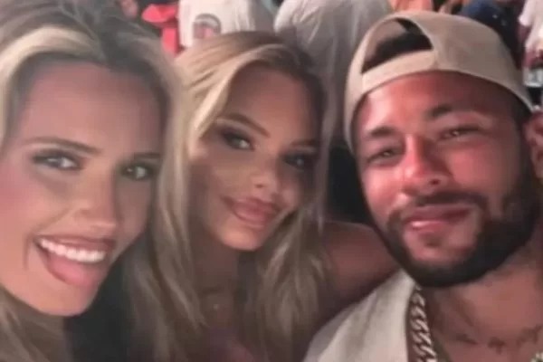 Após polêmicas de traição, Neymar aparece com modelos em Ibiza