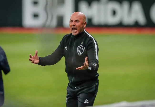 Técnico Sampaoli tentou proibir Hulk e Réver de atuarem pela equipe