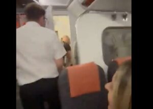 Casal é flagrado fazendo sexo dentro de avião e comissário abre a porta na hora