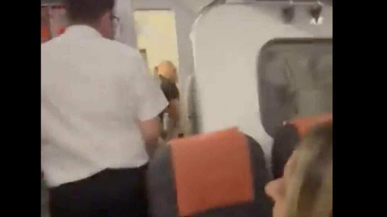 Casal é flagrado fazendo sexo dentro de avião e comissário abre a porta na  hora - Cidades - Aqui