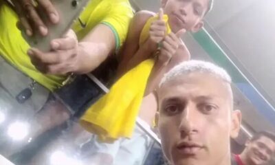 Menino conseguiu foto com Richarlison e não avisou a família que estaria no jogo