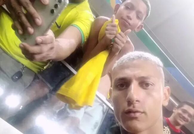 Menino conseguiu foto com Richarlison e não avisou a família que estaria no jogo