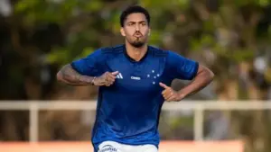 Zagueiro do Cruzeiro é expulso contra o Atlético após imitar galinha