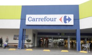 Carrefour fechará 16 lojas em BH, queimará estoque e vai vender até seus móveis