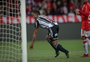 Atlético venceu o Internacional com gols de Hulk e Igor Gomes e se aproximou do G-6